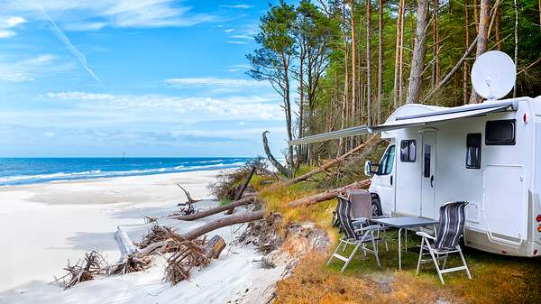 Mit dem Wohnmobil an der Ostsee - Foto: iStock / ewg3D