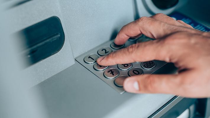 Mann am Geldautomaten - Foto: iStock/VioletaStoimenova