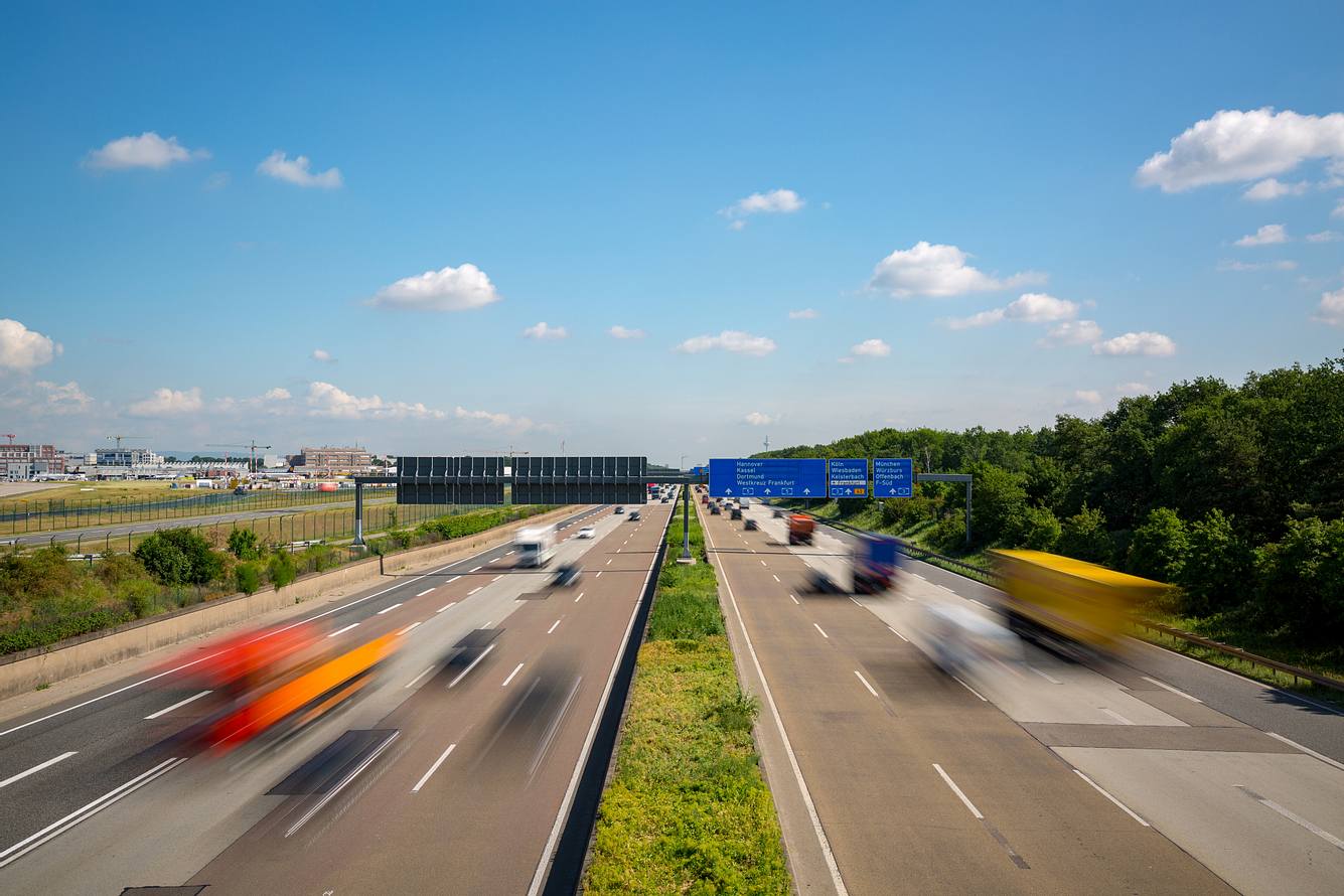 Mit Handy gefilmt: Corona-Raser brettert mit 372 km/h über A7 Raser auf der Autobahn