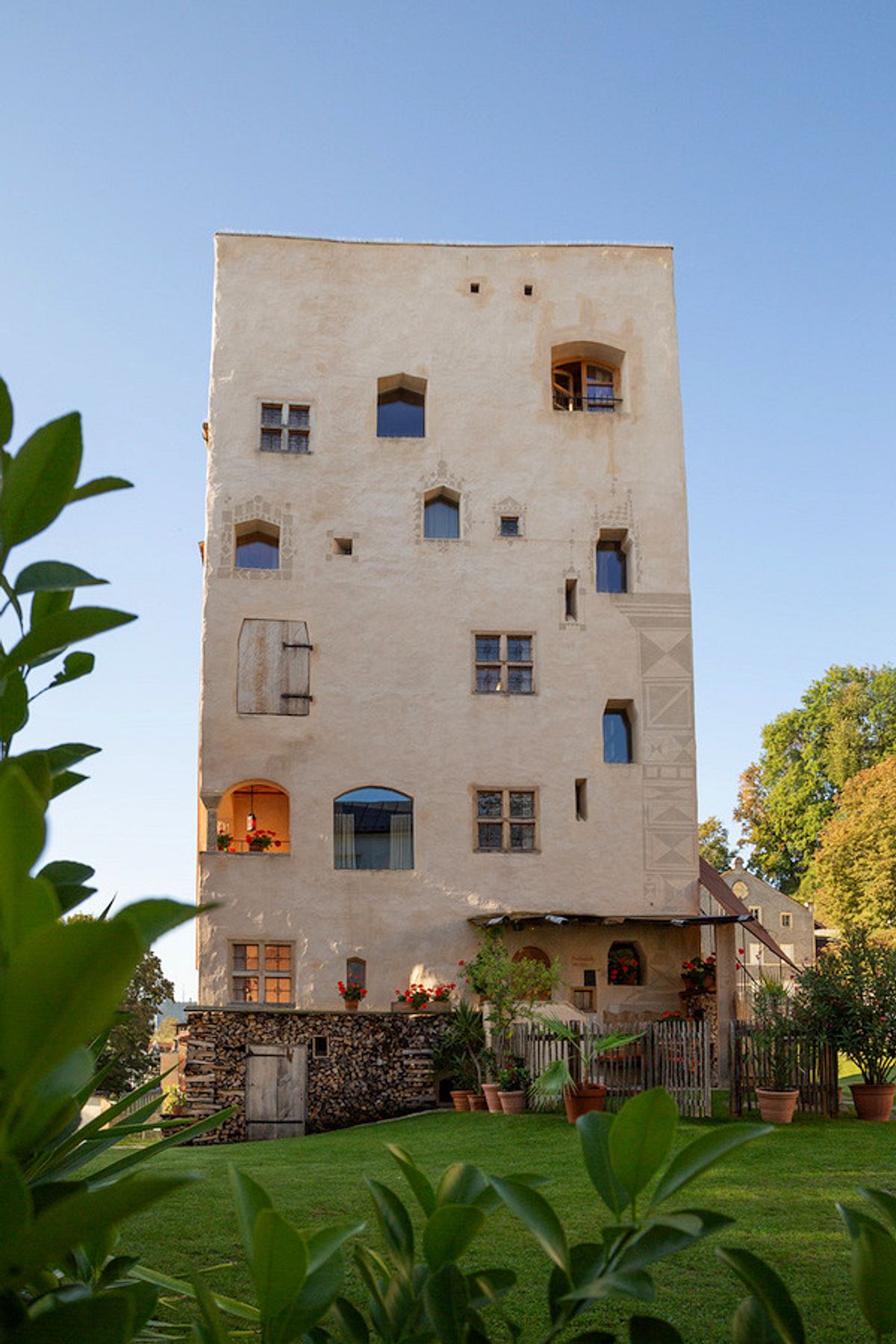 Mittelalterlicher Turm mit Schlafhöhlen in Oberbayern