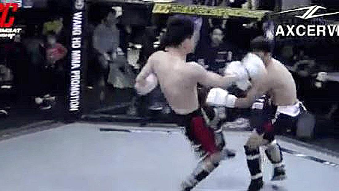 5 Kicks in 1 Sekunde: Ein MMA-Fighter knockt seinen Gegner spektakulär aus Ein MMA-Fighter feuert 5 Kicks in 1 Sekunde ab und knockt seinen Gegner aus