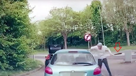 Road Rage: MMA-Fighter wird von einem Mann mit Baseballschläger attackiert - Foto: YouTube/BestofCompilation