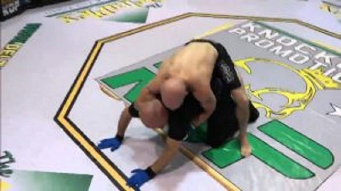 MMA-Fighter Joseph Nehm würgt nach einer KO-Niederlage den Ringrichter