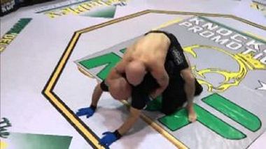 MMA-Fighter Joseph Nehm würgt nach einer KO-Niederlage den Ringrichter - Foto: YouTube/TimKastPodcast