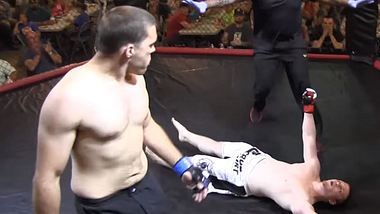 MMA-Fighter Jordan Fowler knockt seinen Gegner Dylan Goforth nach 4 Sekunden aus - Foto: YouTube/PyramidFights