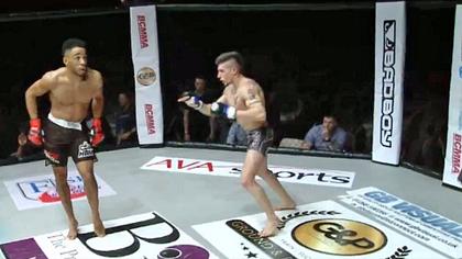 MMA-Fighter Joe Harding verhöhnt seinen Gegner und wird ausgeknockt - Foto: twitter/Grabaka_Hitman