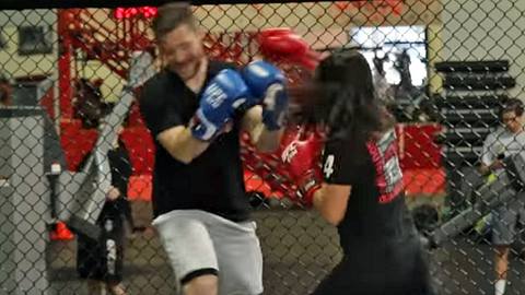 Ein in MMA trainiertes Mädchen kämpft gegen einen erwachsenen Mann - Foto: YouTube/BuzzFeedBlue
