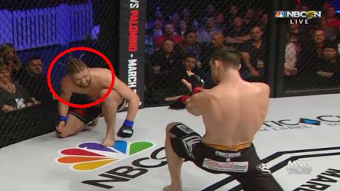 Street Fighter: MMA-Fighter Shane Campbell feuert einen Hadouken auf Kontrahent Derek Boyle ab MMA-Fighter Shane Campbell attackiert seinen Gegner Derek Boyle mit einem Hadouken
