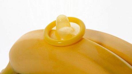 Banane und Kondom - Foto: iStock/:Arra Vais 