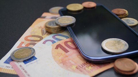 Bargeld auf Smartphone - Foto: iStock / Andreas Steidlinger