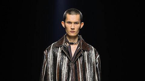 Model auf dem Laufsteg bei der Gucci Mens Fall 2024 im Rahmen der Milan Mens Fashion Week am 12. Januar 2024 in Mailand, Italien - Foto: Getty Images/	WWD / Kontributor