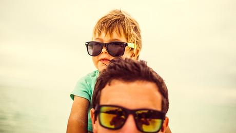 Vater mit Kind - Foto: iStock/AleksandarNakic