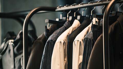 Kleidungsstücke auf Kleiderstange  - Foto: iStock / Grosescu Alberto Mihai
