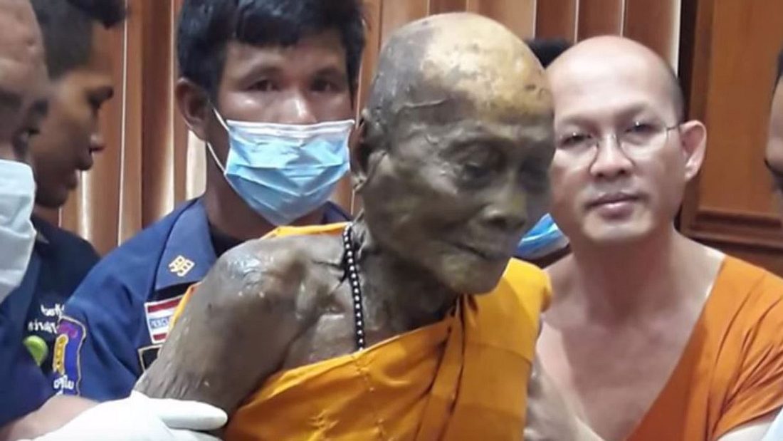 Mönch Luang Phor Pian lächelt selbst nach dem Tod