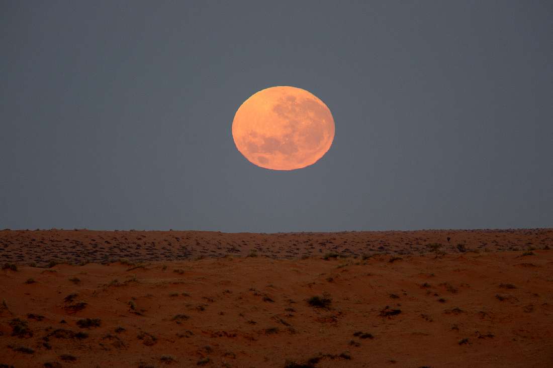Mond über der Simpsonwüste in Australien Mond über der Simpsonwüste in Australien