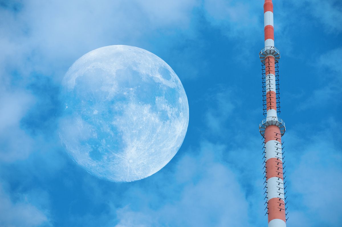 Antenne auf der Erde, am Himmel der Mond