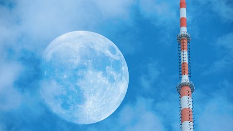 Antenne auf der Erde, am Himmel der Mond - Foto: iStock / olaser