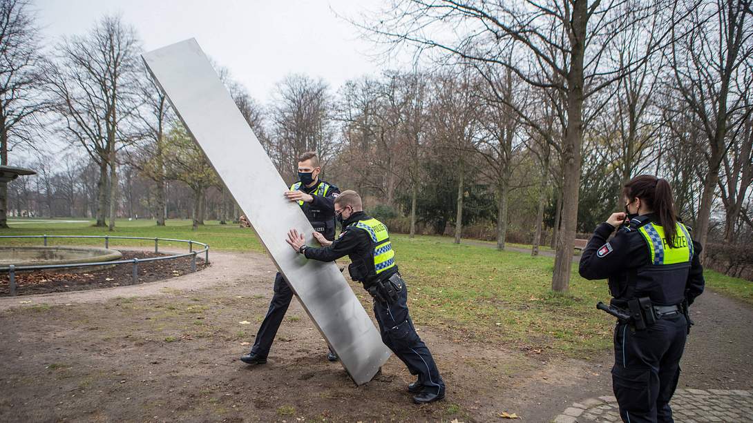 Polizisten stürzen den Hamburger Monolithen - Foto: imago images / Blaulicht News