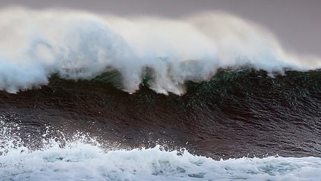 30 Meter hohe Wellen existieren wirklich! - Foto: iStock / Mimadeo