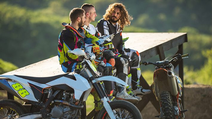 Die passende Kleidung fürs Moto-X - Foto: iStock / skynesher