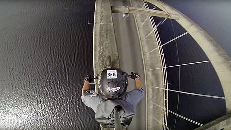 Ein Motocross-Fahrer des Stunt Freaks Team überquert eine Brücke auf dem Brückenbogen - Foto: YouTube/GoPro