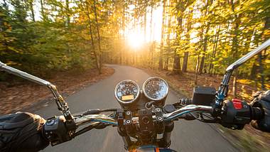 Motorradfahrer aus Selbstperspektive - Foto: iStock / Kesu01