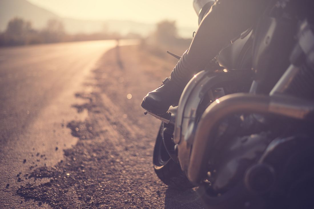 Motorradstiefel Herren Seitenansicht auf einen Biker auf der Straße