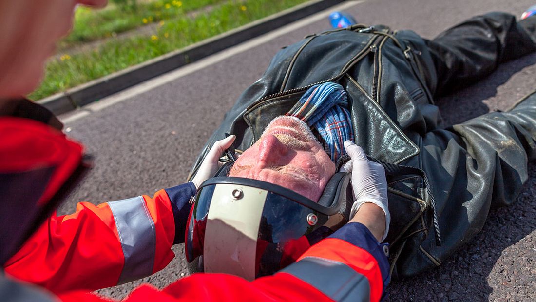 Helm abnehmen oder nicht? Motorradunfall
