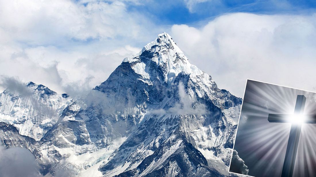 Der Mount-Everest gibt tödliches Geheimnis preis (Collage). Der Mount-Everest gibt tödliches Geheimnis preis (Collage).