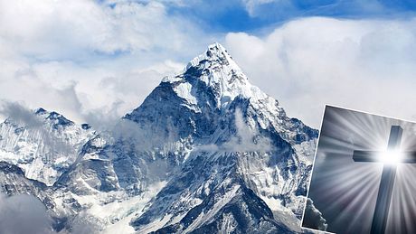 Der Mount-Everest gibt tödliches Geheimnis preis (Collage). - Foto: iStock/Zzvet, iStock/grace21