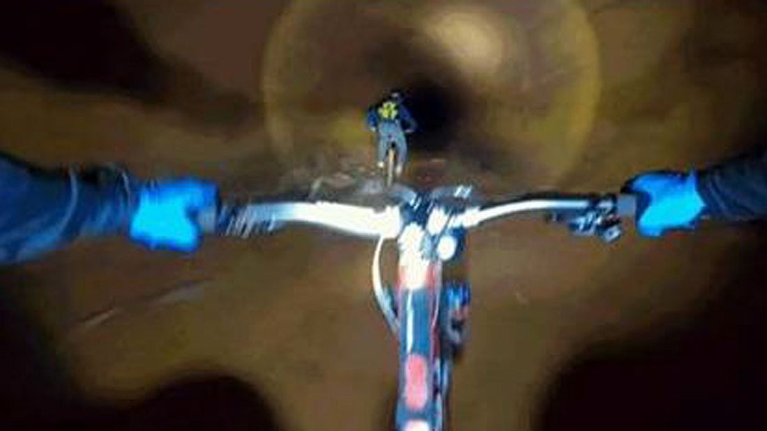 Mountainbiker rasen mit High-Speed einen verlassenen Mienenschacht herunter