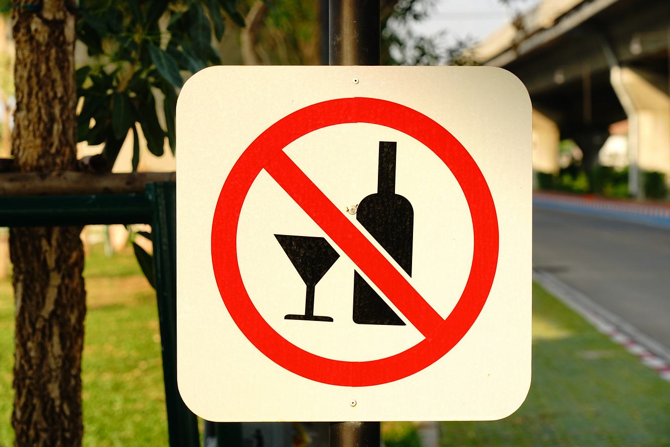 München droht neues Alkoholverbot Alkoholverbot-Schild