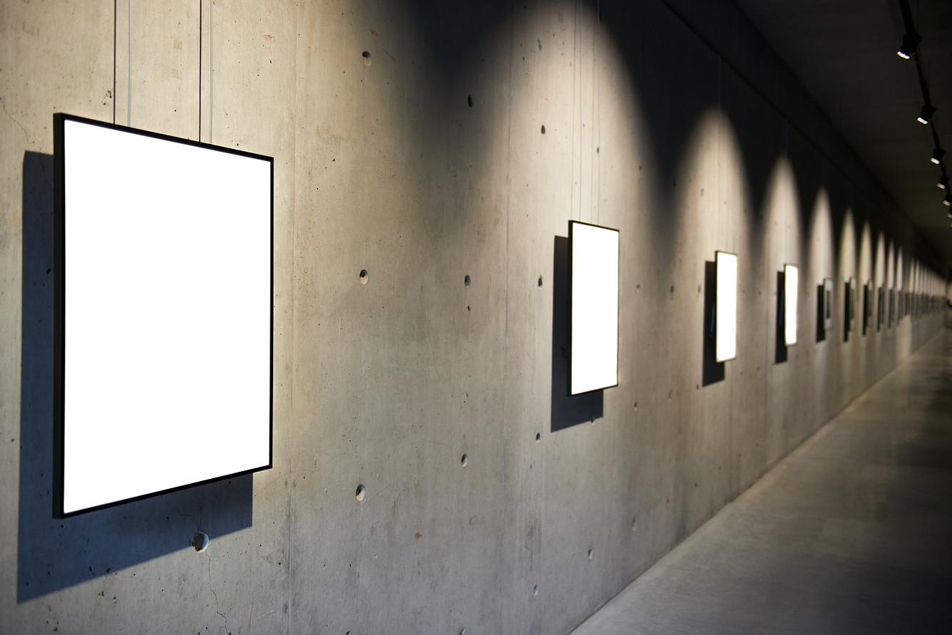 Leere Bilderrahmen im Museum Leere Bilderrahmen im Museum