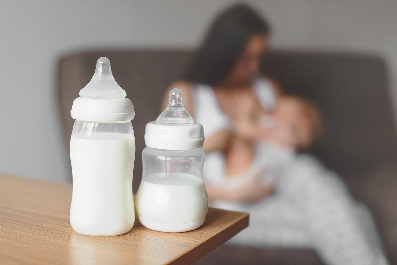 Babyflaschen mit Milch
