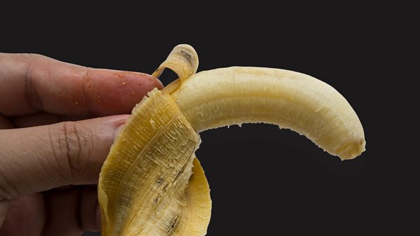 Geschälte Banane - Foto: iStock/Pixygirlly