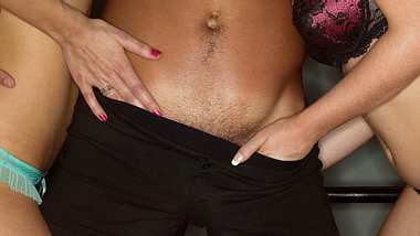 Frauenhände in Unterhose von Mann - Foto: iStock/Image Source