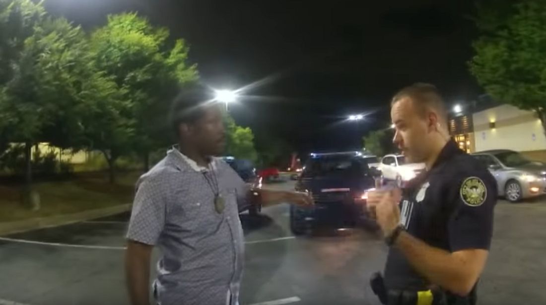 Nach Tod von Rayshard Brooks: Polizei veröffentlicht Video des Vorfalls Rayshard Brooks im Gespräch mit einem Polizisten