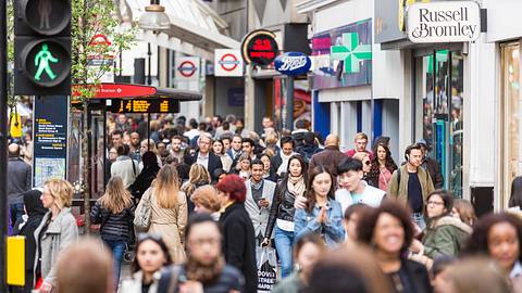 Menschenmenge in Londoner Innenstadt  - Foto: iStock / william87