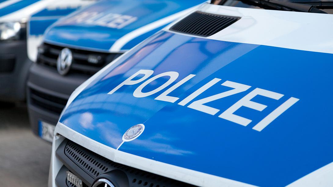 Mehrere Polizeiwagen - Foto: iStock / huettenhoelscher