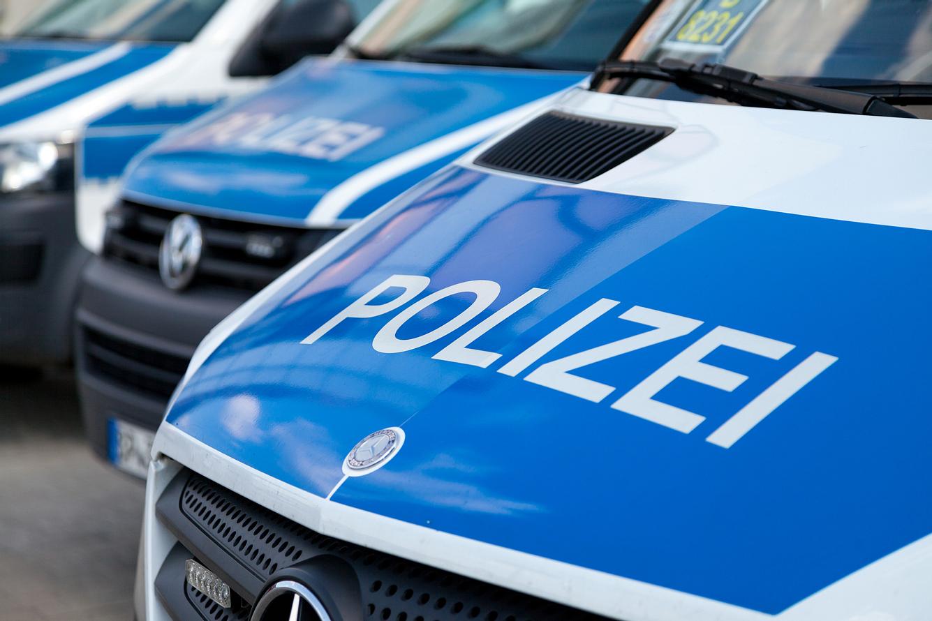 Nachbarn bei Corona-Verstößen verpfeifen? Umfrage zeigt schlimmes Ergebnis Mehrere Polizeiwagen