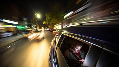 Nachts im Auto - Foto: iStock / halbergman