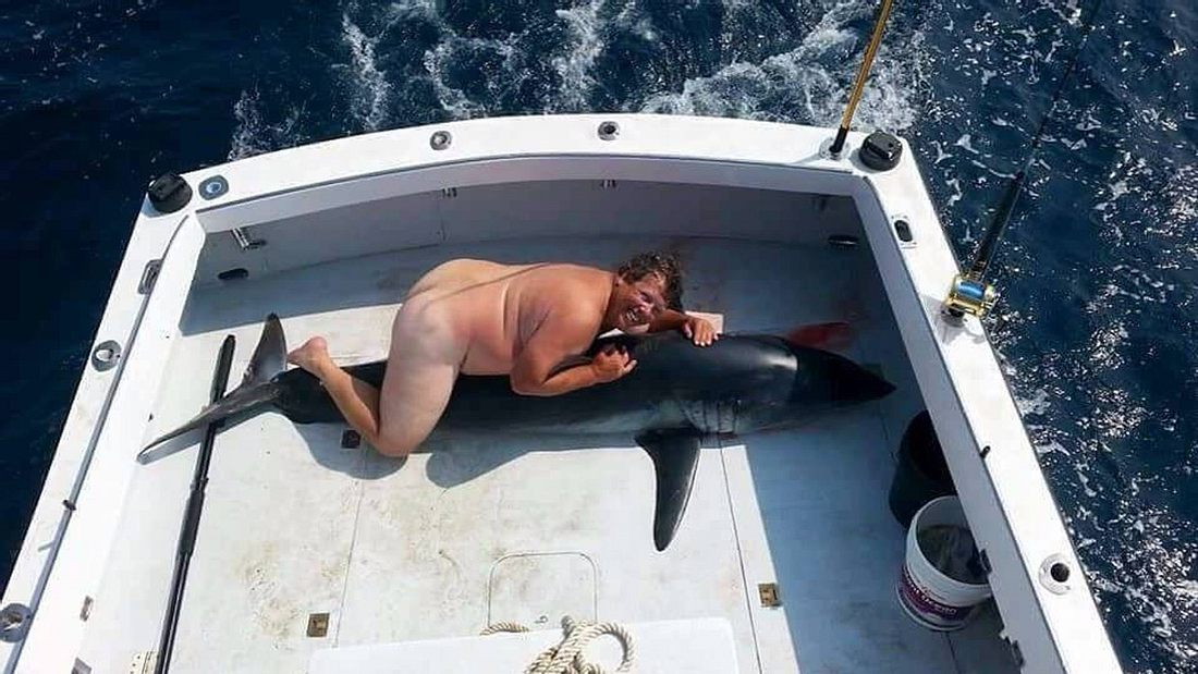 Wer ist der nackte Mann auf dem Hai?