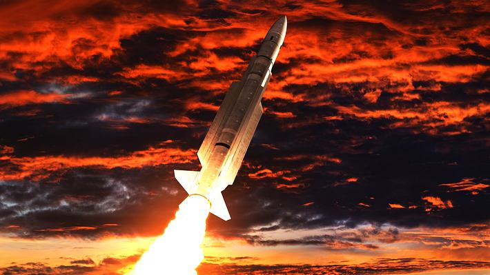 Rakete im All - Foto: iStock/3DSculptor