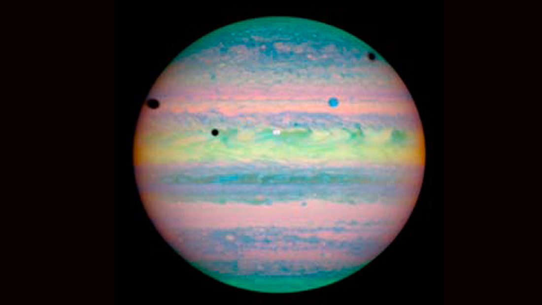 Was für ein rares Bild: eine dreifache Mondfinsternis des Jupiter Was für ein rares Bild: eine dreifache Mondfinsternis des Jupiter