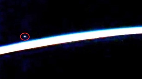 Im Live-Stream der NASA ist laut Alien-Jägern offenbar ein UFO gesichtet worden - Foto: YouTube/Streetcap1