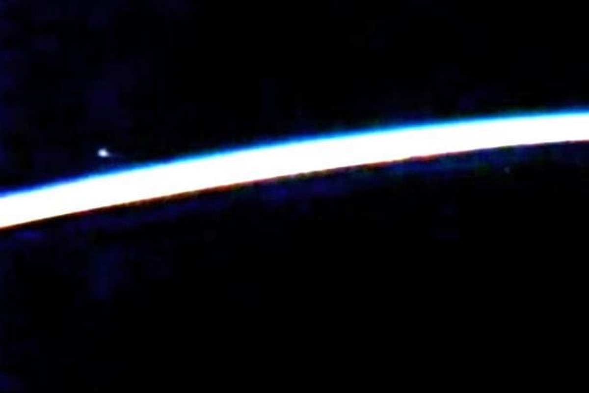 Zeigt dieses Video aus dem Live-Stream der NASA ein UFO?