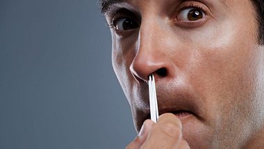 Nasenhaare entfernen: So gehts richtig - Foto: iStock / PeopleImages