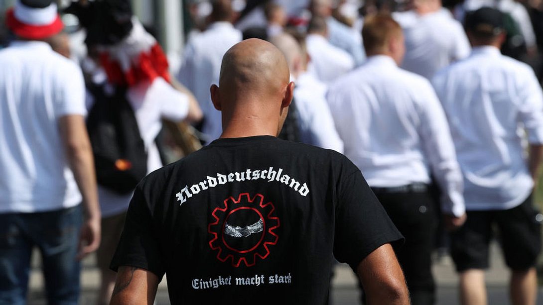 Neonazis ziehen durch deutsche Straßen - Foto: Getty Images / Sean Gallup