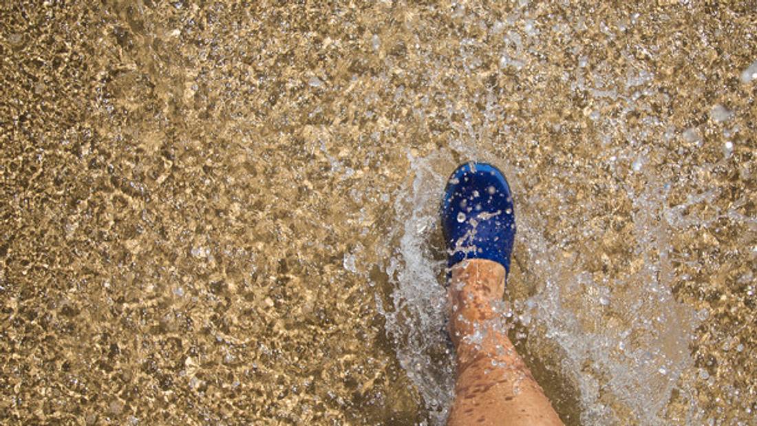Unbesorgt am Meeresufer schlendern, Neoprenschuhe Strand