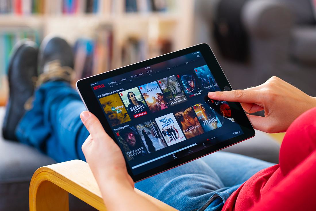 Tablet mit Netflix-Filmauswahl
